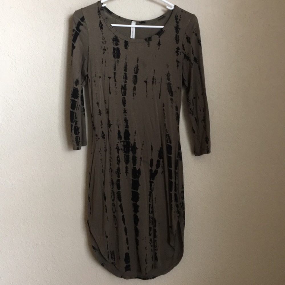 Long sleep, mid length dress.